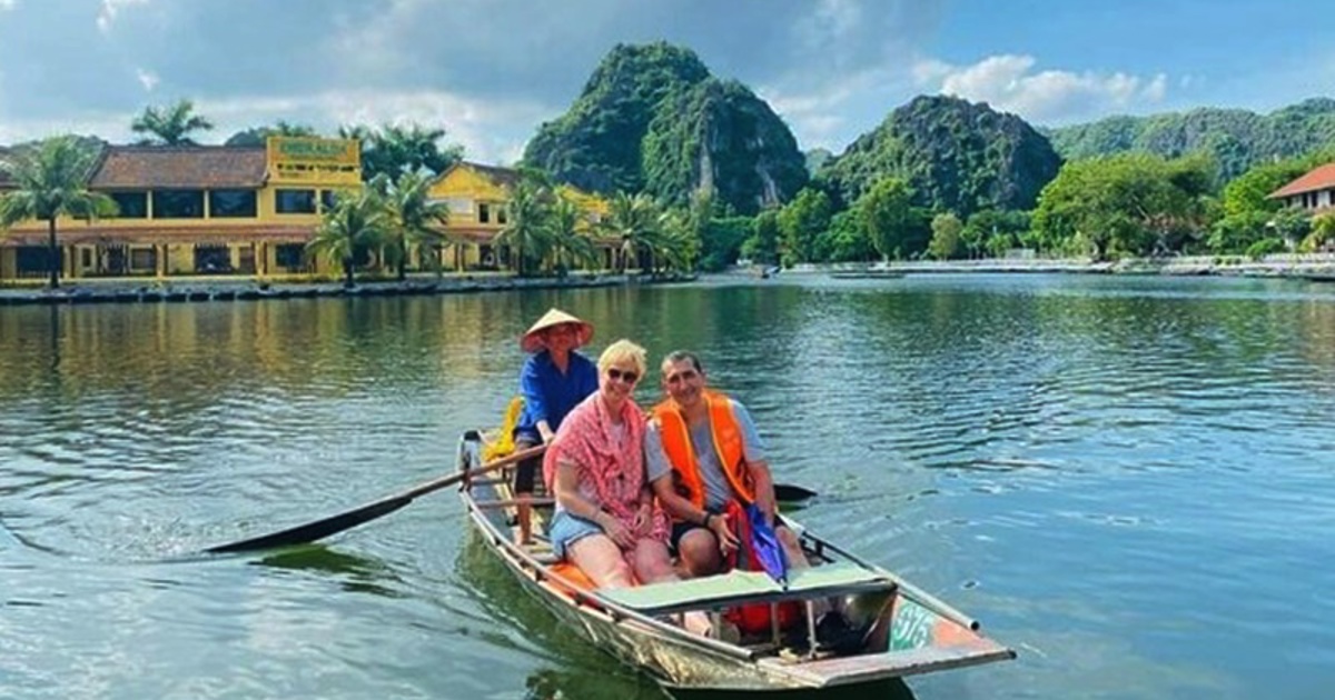 HOA LU – CYCLING - TRANG AN – MUA CAVE group tour